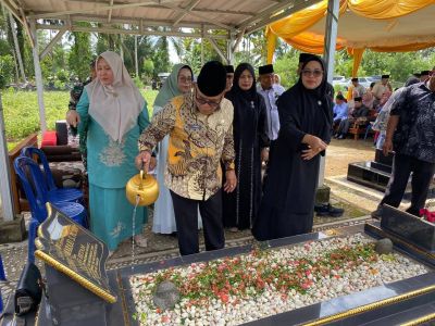 Mengenang Sejarah Perjuangan Pasbar, Bupati Yulianto Ziarah ke Makam Tokoh Daerah