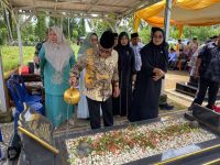 Mengenang Sejarah Perjuangan Pasbar, Bupati Yulianto Ziarah ke Makam Tokoh Daerah