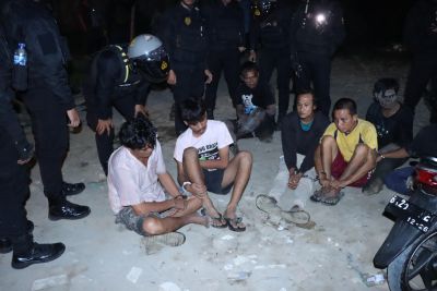 Polisi Gempur Jermal 15 Medan, 10 Penyalahguna Narkoba Diamankan dan 26 Mesin Judi Disita