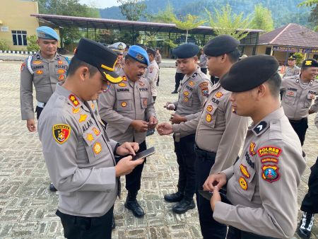 Baru Dilantik, Kapolres Tapteng Sidak Ponsel Anggota: Antisipasi Judi Online