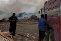 Kebakaran Pabrik Triplek di Tanjung Morawa, Damkar Berjibaku Padamkan Api Selama Berjam-jam