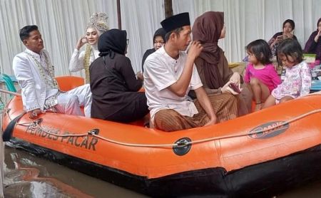 Viral! Pengantin di Pekalongan Terobos Banjir Naik Perahu Karet Menuju Pelaminan