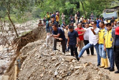 Antar Bantuan Banjir, Sekda Aceh dan Rombongan Terjebak Longsor di Gayo Lues