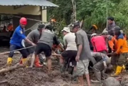 Pasca Banjir Pemalang, Damkar Terjunkan Personel Bersihkan Lumpur di Fasilitas Umum
