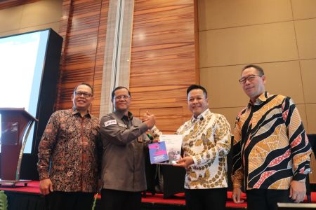 Perkuat Integritas Seleksi PTN, KPK Serahkan Buku Antikorupsi kepada MRPTNI di Forum SNPMB 2026