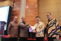 Perkuat Integritas Seleksi PTN, KPK Serahkan Buku Antikorupsi kepada MRPTNI di Forum SNPMB 2026