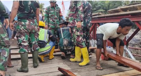 Papan Jembatan Bailey Garoga Tapsel Mulai Rusak, Warga Inisiatif Lakukan Perbaikan