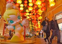 Hong Kong Diserbu 1,4 Juta Wisatawan Imlek: Perhiasan Emas Motif Kuda Jadi Incaran