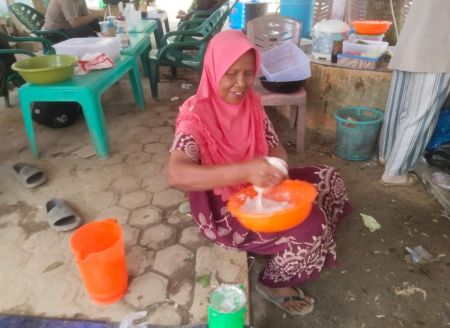 Rumah Hanyut Disapu Banjir, Mak Sari Tetap Semangat Mengais Harapan di Balik Meja Takjil Tenda Pengungsian