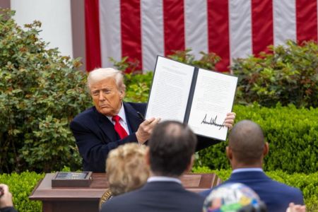 Trump Tantang Putusan Mahkamah Agung, Teken Perintah Eksekutif Tarif Global 10 Persen