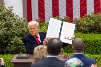 Trump Tantang Putusan Mahkamah Agung, Teken Perintah Eksekutif Tarif Global 10 Persen