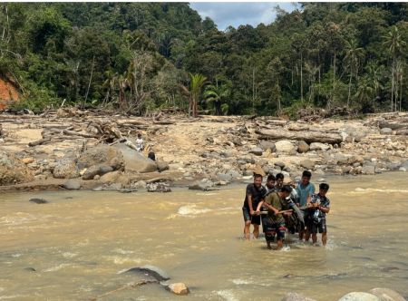 Terisolir Pascabencana, Warga Desa Sibio Bio Tapteng Bertaruh Nyawa untuk Seberangi Sungai