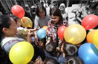 Sentuhan Hangat Ketua TP PKK Liswati di Posyandu Pematangsiantar: Bagikan PMT hingga Santuni Lansia