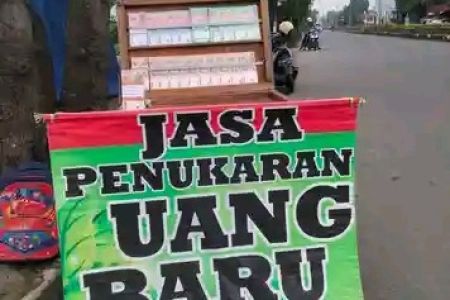 Lapak Jasa Penukaran Uang Baru Mulai Menjamur di Pemalang