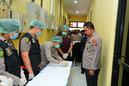 Tindaklanjuti Instruksi Kapolri, Kapolda Sumut Lakukan Tes Urine Serentak