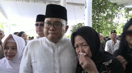 Suara Bergetar Dodi Reza Menahan Tangis saat Kumandangkan Azankan Jenazah Alex Noerdin: Pesan Terakhir Bapak Jaga Mama