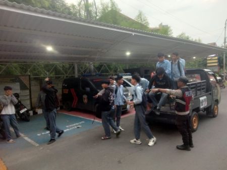 Gara-gara Urusan Asmara, Pelajar di Palembang Adu Jotos di Sekolah hingga Alami Kejang