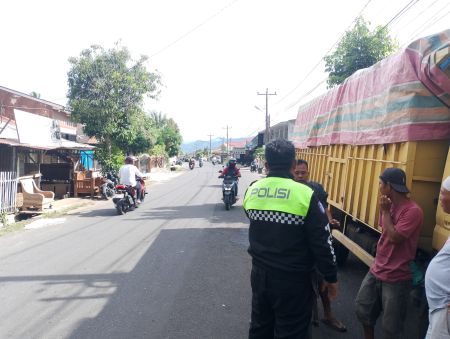 Sepeda Motor Hantam Mobil Colt Diesel Sedang Parkir di Badan Jalan, Satu Pelajar Tewas