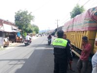 Sepeda Motor Hantam Mobil Colt Diesel Sedang Parkir di Badan Jalan, Satu Pelajar Tewas