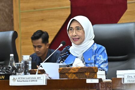 Guru Telanjangi 27 Siswa, DPR: Jangan Cuma Mutasi, Pecat dan Proses Hukum