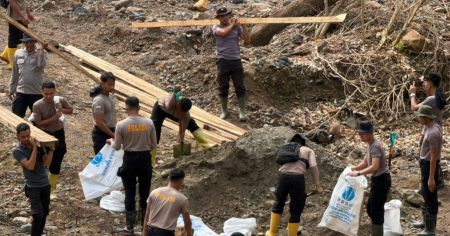 Pulihkan Pasca-Bencana di Gayo Lues, 84 Personel Satbrimob Polda Sumsel Bangun Huntara
