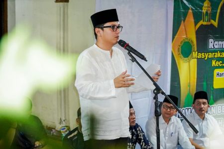 Jaga Tradisi Punggahan di Medan Amplas, Rico Waas Salurkan Bantuan Renovasi Masjid ​
