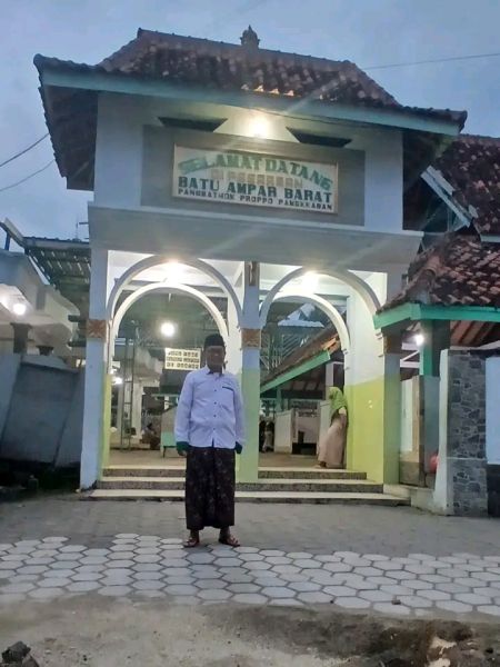 Marzuqi, peziarah asal Kecamatan Tongas Probolinggo, Jatim, seusai mengunjungi pasarean, Selasa (17/2/2026).(foto:idrus/nusantaraterkini.co)