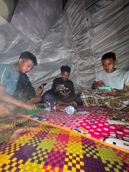 Sahur di Pengungsian, Warga Desa Sekumur Tetap Semangat dan Bersyukur Jalani Ramadan