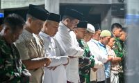 Tarawih di Tengah Duka: Bobby Nasution Kunjungi Korban Banjir Bandang Tukka pada Malam Perdana Ramadan