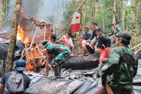 TNI Temukan dan Evakuasi Kecelakaan Pesawat Pelita Air di Pegunungan Krayan Timur