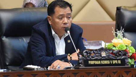 DPR Tegaskan Isu Penutupan Alfamart–Indomaret Hoaks, Wacana Pembatasan Gerai Desa Jadi Sorotan