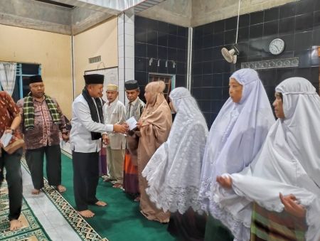 Safari Ramadan, Bupati Pasaman Welly Suheri Serahkan Bantuan untuk Masjid Al Amin Simpang Tigo