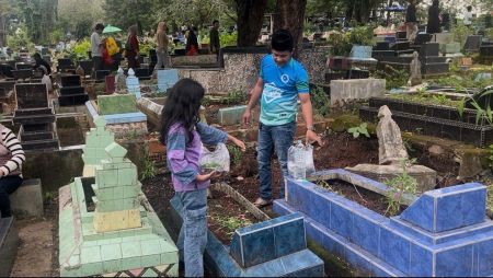Jelang Ramadan, Peziarah Padati TPU Puncak Sekuning Palembang hingga Picu Kemacetan