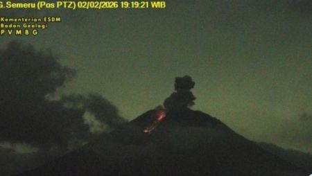 Semeru Erupsi Tiga Kali, Warga Diminta Waspada Awan Panas dan Lahar