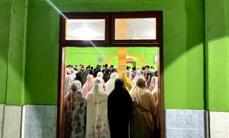 Di Tengah Pemulihan Pascabanjir, Warga Huta Godang Tetap Khusyuk Jalani Tarawih Perdana