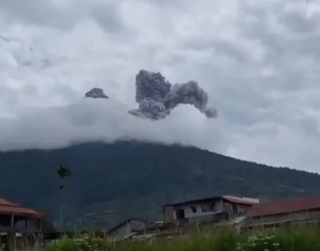 Gunung Marapi Erupsi Lagi, Semburan Abu Capai Ketinggian 1.500 Meter