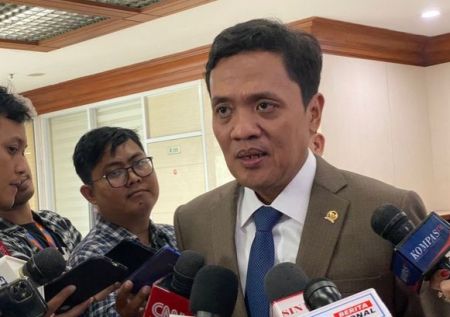 Sentil Adian Napitupulu Soal Debat MBG, Habiburokhman: Jangan Cari Panggung Politik