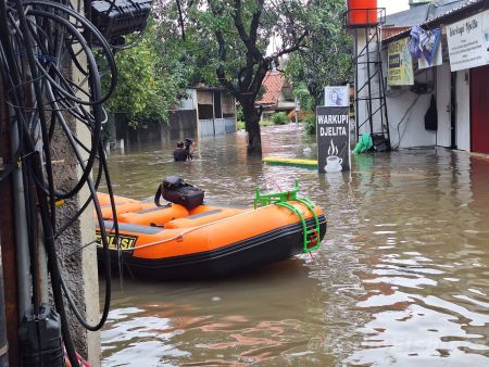 Banjir Jakarta: 19 Ruas Jalan Tergenang, Ketinggian Air Capai hingga 1,7 Meter