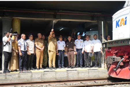 Bobby Nasution Lepas Peserta Mudik Gratis Kereta Api di Stasiun Medan