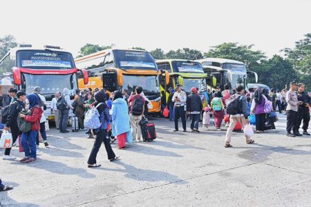 Mudik Lebaran: 6 Juta Orang Gunakan Angkutan Umum, Penumpang Kereta Api Melonjak