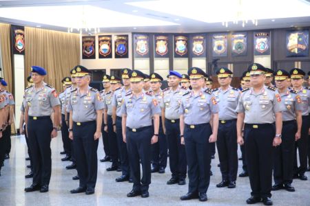 Kapolri Naikkan Pangkat 47 Perwira Tinggi: Achmad Kartiko Resmi Komjen, Asep Guntur Kini Irjen