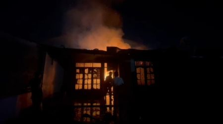 Diduga Korsleting Listrik, Satu Rumah di Jalan Gaperta Ludes Terbakar