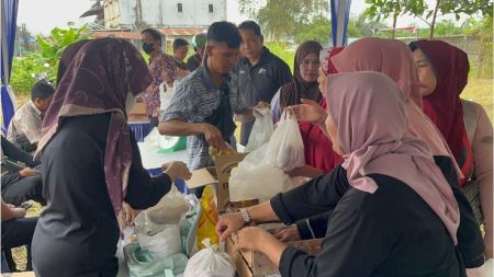 Warga Serbu Pasar Murah IWAPI Sumsel di Ilir Barat I Palembang