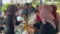 Warga Serbu Pasar Murah IWAPI Sumsel di Ilir Barat I Palembang