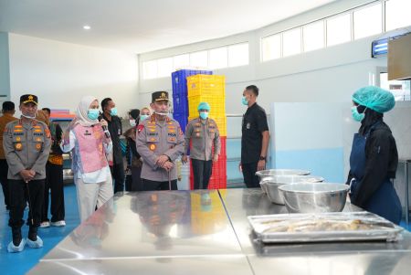 Kapolri Tinjau Fasilitas Pelayanan Gizi SPPG Komplek Paakri Palembang, Pastikan Program Nasional Berjalan Optimal