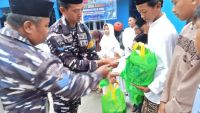 Cinta Ramadan, Danlanal Tegal Santuni Anak Yatim dan Bagikan Ratusan Paket Takjil