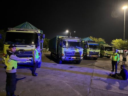 Pastikan Arus Balik Lancar, Polrestabes Palembang Sekat 80 Truk ODOL di Kawasan Terminal AAL