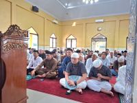 Kapolres Tapteng Rayakan Idul Fitri 1447 H dengan Salat Berjemaah di Masjid Darussalam