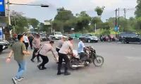 Humanis di Tengah Ramadan, Kapolres Binjai Turun Tangan Dorong Betor Mogok di Bundaran Tugu