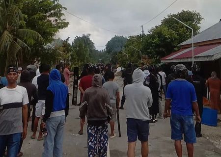 Bentrok Pemuda di Maluku Tenggara Memanas: 1 Tewas, Wakapolres Terluka, Rumah Warga Dibakar
